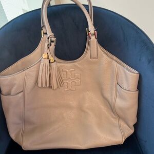 Tory Burch grey leather purse. Gently used and is good condition.